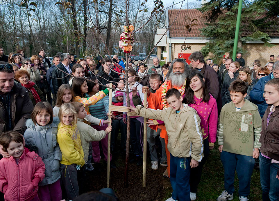 His Holiness Vishwaguru Mahamandaleshwar Paramhans Swami Maheshwaranandaji planting World Peace Tree in "Children Village" in Novi Sad, Serbia